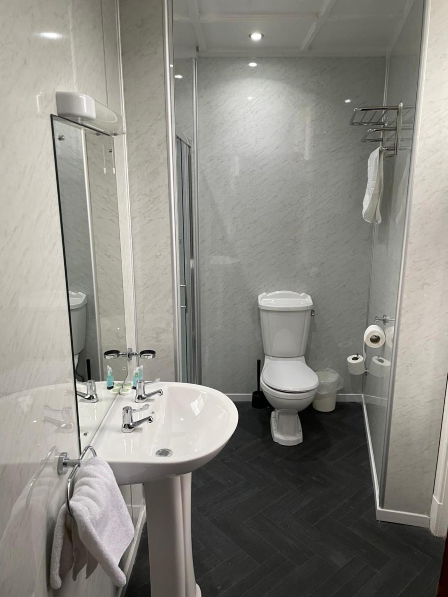 The George Hotel Γουίτμπι Εξωτερικό φωτογραφία